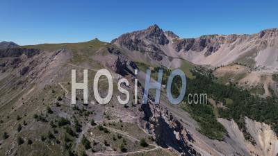 Roche Gauthier Ridge Et Chemin Menant Au Fort De Lenlon, Hautes-Alpes, France, Vidéo Par Drone