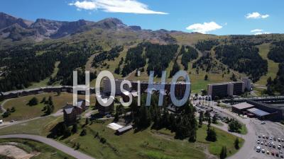 Station De Ski De Super Dévoluy, En été, Dans La Chaîne De Montagnes Du Dévoluy, Hautes-Alpes, France, Vidéo Par Drone
