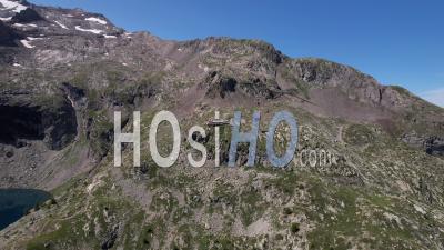 Le Refuge Evarist Chancel Dans La Chaîne De Montagnes De La Meije, Hautes-Alpes, France, Vidéo Par Drone