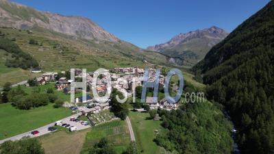 Villar D'arêne, Village De Montagne Au Pied De La Chaîne De Montagnes De La Meije, Hautes-Alpes, France, Vidéo Par Drone