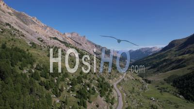 La Vallée De La Guisane Près Du Village De Monêtier-Les-Bains, Au Pied Du Col Du Lautaret, Hautes-Alpes, France, Vidéo Par Drone