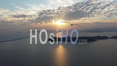 Vue Aérienne Magnifique Coucher De Soleil à Pulau Aman - Vidéo Par Drone