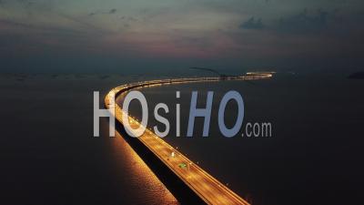 Vol Aérien Vers L'extérieur Du Deuxième Pont De Penang La Nuit - Vidéo Par Drone