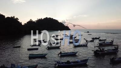 Les Bateaux De Pêche De Silhouette Se Reposent à Pulau Sayak. - Vidéo Aérienne Par Drone