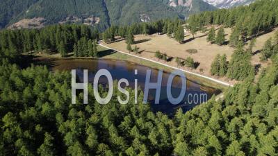 Le Lac De Roue Entouré De Forêts Et Alpages, Dans Le Queyras, Hautes-Alpes, France, Vu Du Drone