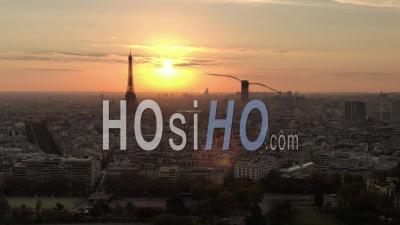 Vue Aérienne De La Tour Eiffel Traversée Par La Lumière Du Soleil En Contre-Jour, Vu D'hélicoptère