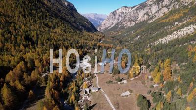Réserve Naturelle Du Val D'escreins En Automne, Hautes-Alpes, France, Vidéo Par Drone