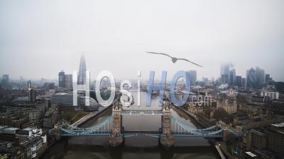 Misty Foggy Tower Bridge, Vue Aérienne De Londres, Royaume-Uni - Vidéo Par Drone