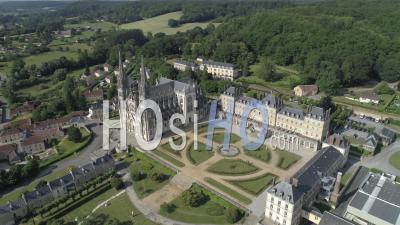 La Basilique Notre Dame De Montligeon En Été - Séquences Vidéo Drone