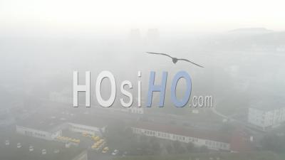 Cathédrale De Toul Dans Le Brouillard Du Matin - Vidéo Par Drone