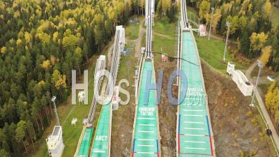 Vue Aérienne D'un Complexe De Sauts à Ski Dans Une Journée D'automne - Vidéo Par Drone