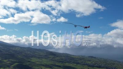 Un Avion Ultraléger (ulm) Volant Au Nord De La Ville De Saint-Pierre, Ile De La Réunion