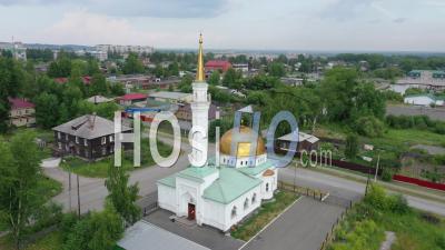 Mosquée Dans La Ville De Serov. Vue D'en-Haut. Russie - Vidéo Par Drone