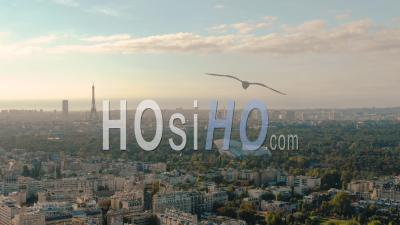 Vue Panoramique De Paris Tour Tour Eiffel Seine River, Daytime - Video Drone Footage