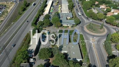 Autoroute Et Zone Commerciale à L'entrée De La Ville D'aubagne En Provence - Vidéo Drone