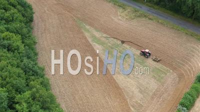 Tracteur Labourant Un Champ En été à Saint-Georges-Blancaneix En Dordogne - Vidéo Par Drone