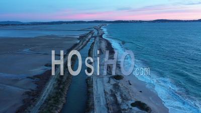 Plage De L'almanarre Sur Le Golfe De Giens, Hyeres - Vidéo Par Drone