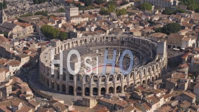 Arles, Le Centre-Ville Avec L'arène, Amphithéâtre Romain, Bouches Du Rhône, France - Vidéo Drone Stock