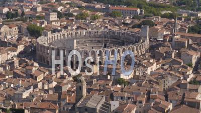 Arles, Le Centre-Ville Avec L'arène, Amphithéâtre Romain, Bouches Du Rhône, France - Vidéo Drone Stock