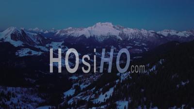 Heure Bleue Sur Les Alpes Françaises - Vidéo Drone Stock