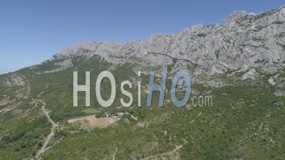 Domaine De Saint Ser Et Montagne Sainte-Victoire, Puyloubier, Vignoble De Provence - Vidéo Drone Stock