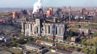 Panorama D'une Usine Métallurgique Et D'une Zone Industrielle. Vue D'en-Haut. Batteries à Coke - Vidéo Par Drone