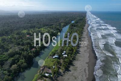 Estuaire De La Rivière Rio Bananito Dans La Province De Limon, Costa Rica - Photographie Aérienne