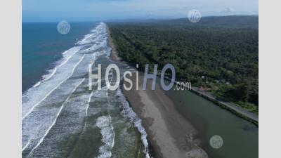Estuaire De La Rivière Rio Bananito Dans La Province De Limon, Costa Rica - Photographie Aérienne