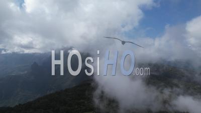 La Réunion, Massif Du Dimitile, Le Cirque De Cilaos Et Le Piton Des Neiges Au Loin, France - Vidéo Drone