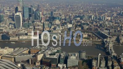 La Rive Sud Et La Tamise Jusqu'à La Tour De Londres Filmées Par Hélicoptère