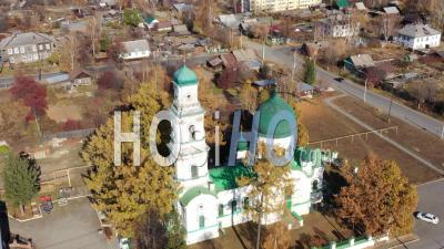 Vue Aérienne De L'église De L'archange Michael. Ville De Kushva. Russie - Vidéo Par Drone