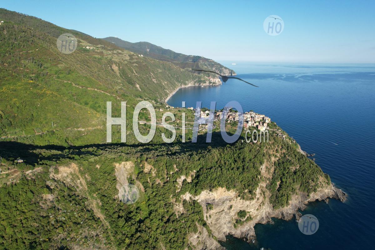  Village De Corniglia Dans La Province De La Spezia, Parc National Des Cinque Terre, Ligurie, Italie - Photographie Aérienne