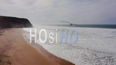 Plage De Praia Grande à Sintra, Lisbonne, Portugal, Sur La Côte Atlantique, Une Belle Plage De Sable Avec Des Falaises En Europe - Vidéo Par Drone