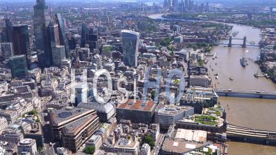 Tower Bridge Et La Tamise Jusqu'à La Banque Et La Ville De Londres Filmés Par Hélicoptère