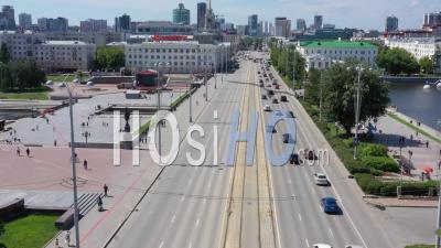 Vol Au-Dessus De L'avenue Centrale De La Ville D'ekaterinbourg Pendant La Journée - Vidéo Par Drone