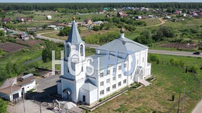 Vol Au-Dessus De L'église De La Sainte Trinité Dans Le Village De La Trinité. Russie - Vidéo Par Drone