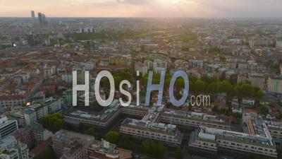  Images Aériennes Descendantes Du Paysage Urbain Contre Le Soleil Levant. Immeubles Résidentiels Et De Bureaux Dans L'arrondissement Urbain. Milan, Italie. - Images Vidéo De Drones