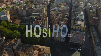  Rues Et Immeubles à Plusieurs étages. Les Attaquants Volent Au-Dessus Du Développement De La Ville Historique Dans Le Centre-Ville. Rome, Italie - Vidéo Drone