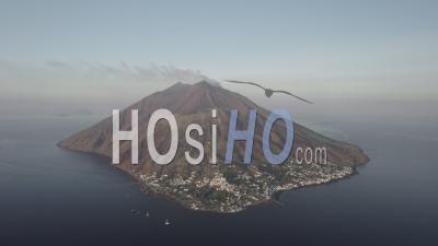 Volcan Stromboli Au Lever Du Soleil - Vidéo Par Drone