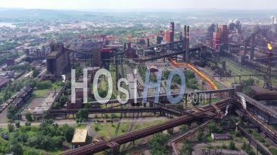 Panorama D'une Usine Métallurgique Et D'une Zone Industrielle. Vue D'en Haut - Vidéo Par Drone