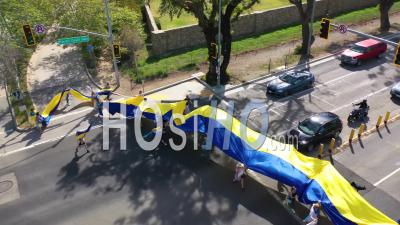 2022 - Des Manifestants Anti-Guerre Ukrainiens Aériens Affichent Un Long Drapeau Et Des Panneaux Sur La Pacific Coast Highway - Vidéo Par Drone
