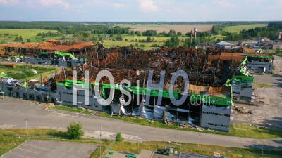 2022 - Vue Aérienne Dévastatrice Au-Dessus Du Centre Commercial Détruit Près De Kyiv, En Ukraine, Bombardée Par Les Russes - Vidéo Par Drone
