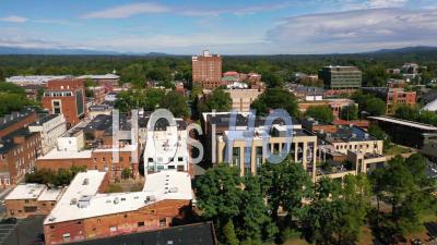 2022 - Vue Aérienne Du Quartier Des Affaires Du Centre-Ville De Charlottesville, En Virginie - Vidéo Par Drone