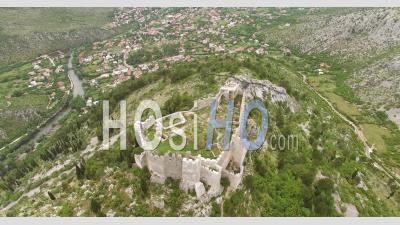 Vue Aérienne Montre La Forteresse De Blagaj Au Sommet D'une Colline Karstique à Mostar, En Bosnie - Vidéo Par Drone
