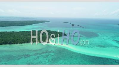 Vue Aérienne Montre La Serpentine Sandbank De Snake Island En Indonésie - Vidéo Par Drone
