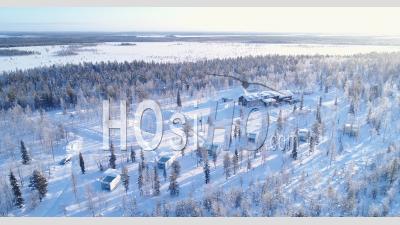 Vue Aérienne Montre Des Arbres Et Des Logements Du Ranch Snow-Covered Northern Lights à Kongas, En Finlande - Vidéo Par Drone