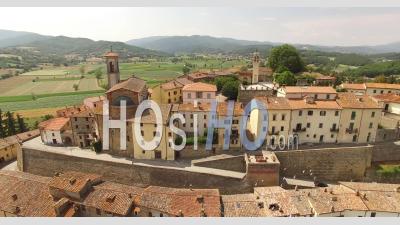 Vue Aérienne Montre Un Monastère En Toscane, En Italie - Vidéo Par Drone
