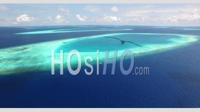 Vue Aérienne Montre Le Récif à L'extérieur Des Maldives - Vidéo Par Drone