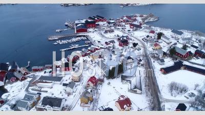 Vue Aérienne Montre Des Habitations Et Des Quais Sur Les Îles Lofoten Hivernales, En Norvège - Vidéo Par Drone