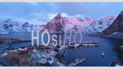 Des Montagnes Couvertes De Neige Sont Vus Au Coucher Du Soleil Dans Les îles Lofoten, En Norvège - Vidéo Par Drone